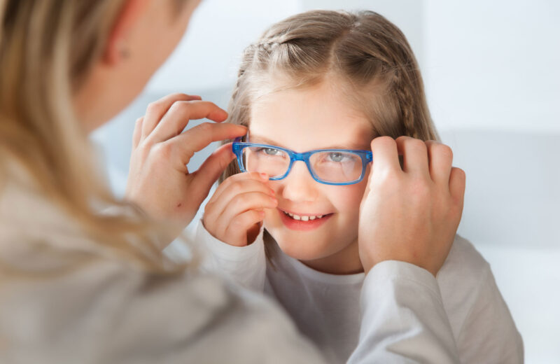 Come insegnare ai bambini a curare gli occhiali