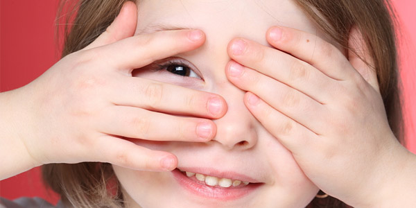 La pulizia degli occhi di bambini e neonati